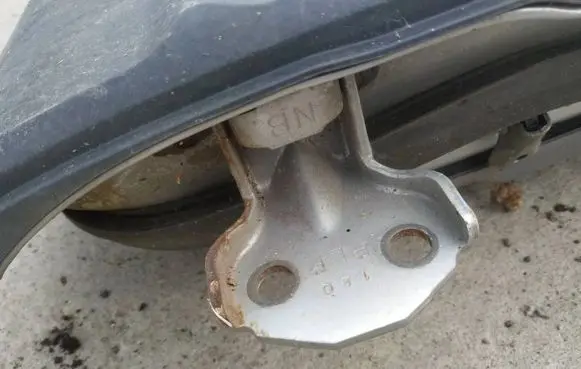 Subaru Forester SF Rear door lower hinge
