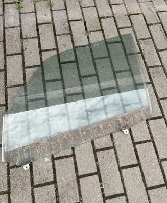 Toyota Land Cruiser (HDJ90) Front door window glass four-door