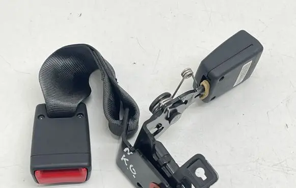 Middle seatbelt buckle (rear)
