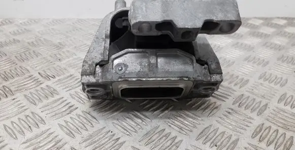 Volkswagen Tiguan Engine mount bracket 5N0199262L