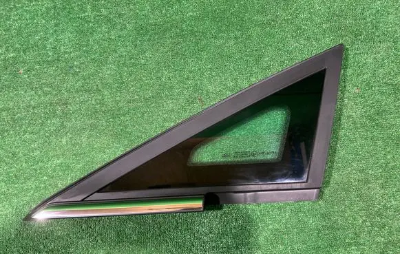 Ford Fiesta Front door vent window glass four-door H1BB-A29711-BF