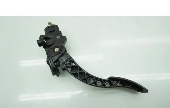 Accelerator throttle pedal