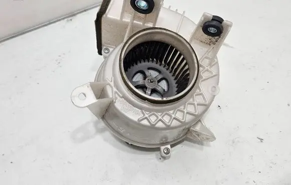 Toyota Prius (XW30) Hybrid/electric vehicle battery fan G923076010