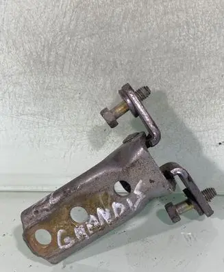 Mitsubishi Grandis Front door upper hinge