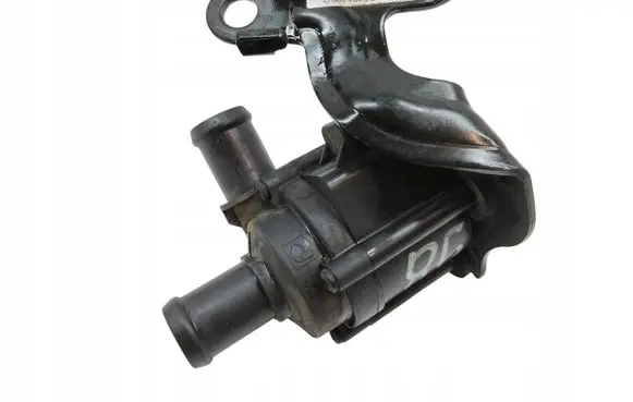Volkswagen PASSAT B8 Water pump 5Q0965561B