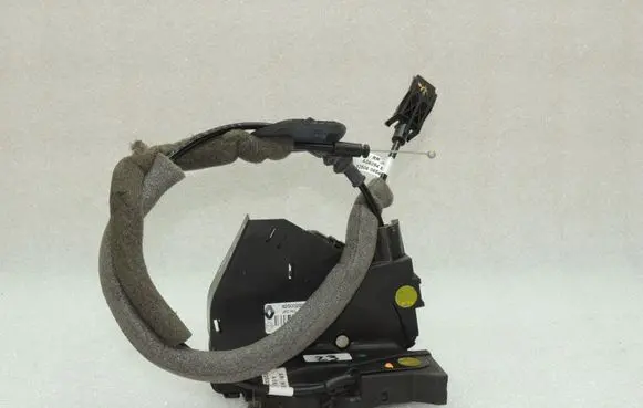 Renault Espace V (RFC) Rear door lock 825021381R