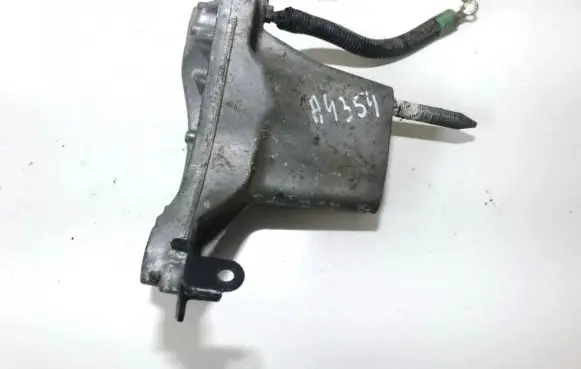Honda Civic Engine mounting bracket