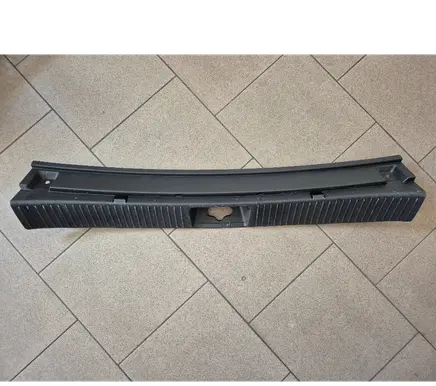Trunk/boot sill cover protection