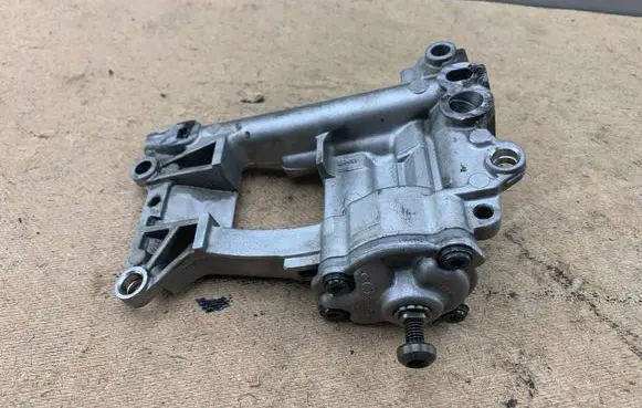 BMW 5 E60 E61 Oil pump 7789838 11417789838 11412247212