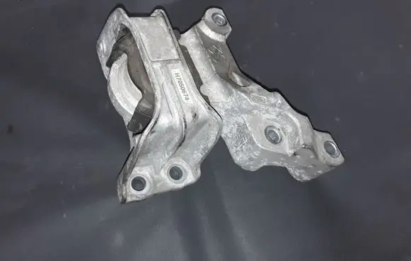 Nissan Juke I F15 Engine mount bracket H7050674 1KA0AHR 112111FAOA