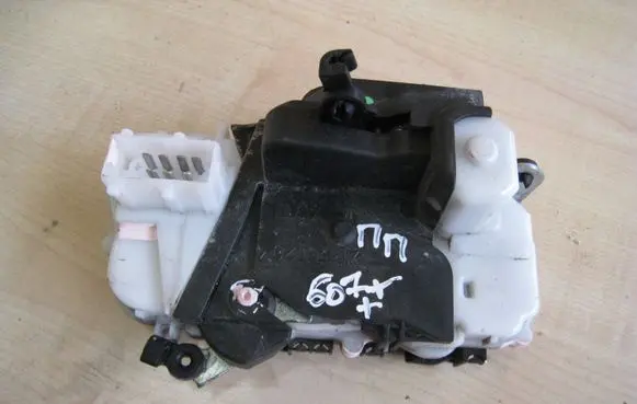 Peugeot 607 Front door lock