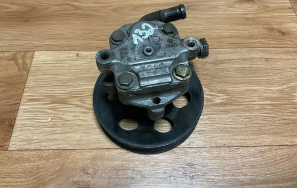 Volkswagen PASSAT B5 Power steering pump 058145255E