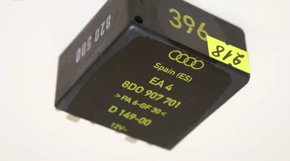 Audi A4 S4 B5 8D Light relay 8D0907701