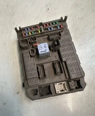 Peugeot 807 Fuse module 96519381