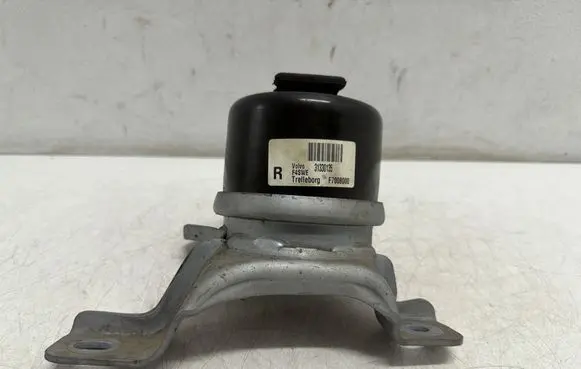 Volvo S80 Engine mount bracket 31330135