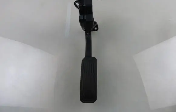 Toyota RAV 4 (XA30) Accelerator throttle pedal 1988007270 7811042010