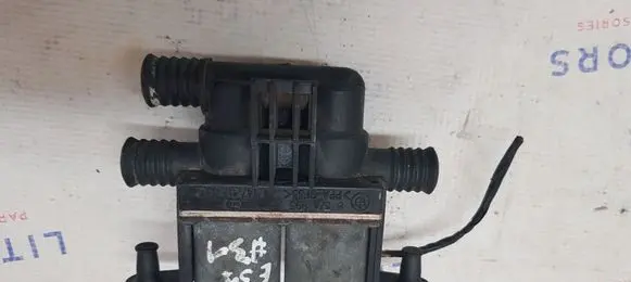 BMW 5 E39 Coolant heater control valve 8374995 64128374995