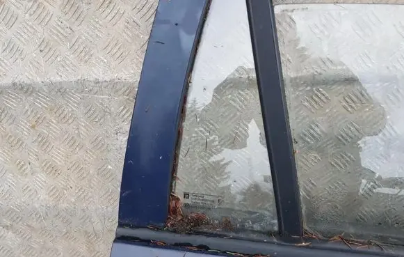 Opel Astra G Rear vent window glass 