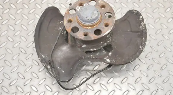 Mercedes-Benz E C207 W207 Front wheel hub