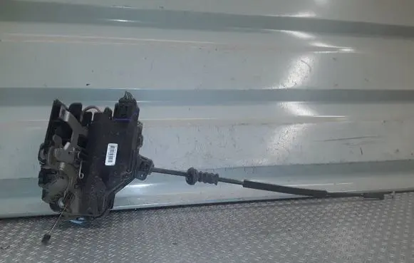 Skoda Octavia Mk2 (1Z) Front door lock 3D1837015