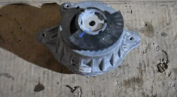 Mercedes-Benz C W205 Engine mount vacuum valve A2052407700