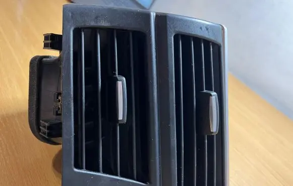 BMW X5 E70 Quarter panel pressure vent 14482110 D158
