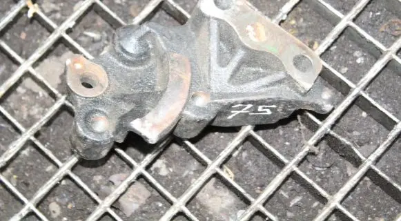 Honda CR-V Engine mounting bracket