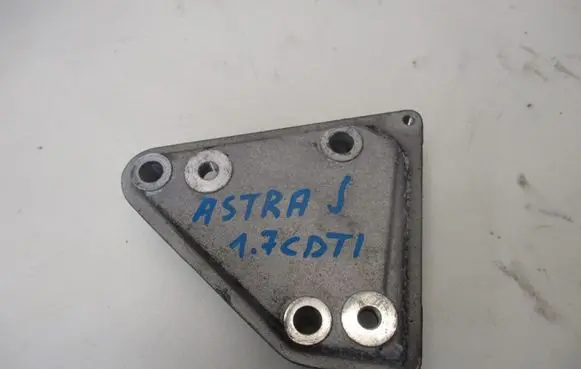 Opel Astra J Engine mounting bracket