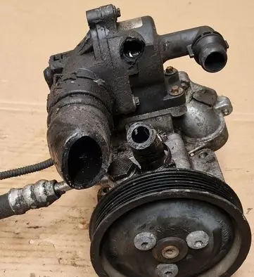 BMW 3 E46 Power steering pump 6756611