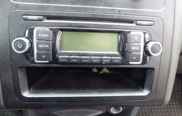 Volkswagen Caddy Radio/GPS head unit trim 