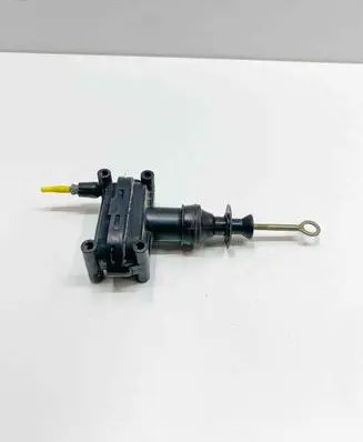 Engine mount vacuum valve