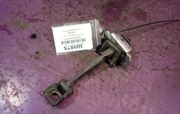 Skoda Octavia Mk2 (1Z) Front door check strap stopper 