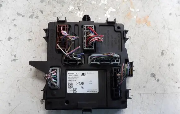 Renault Austral Fuse module 284B27944R 22707413932031 A3C05764110