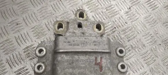 Volkswagen PASSAT B6 Engine mount bracket 3C0199555
