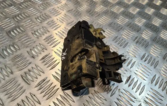 Volkswagen Golf IV Coupe door lock (next to the handle) 