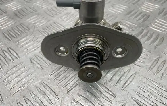 BMW 2 F45 Fuel injection high pressure pump 7636881 0233897