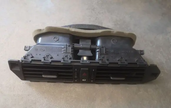 BMW 5 E60 E61 Dash center air vent grill 6910734