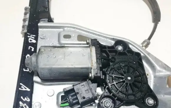 Mercedes-Benz C W203 Front door window regulator motor 119651105 a2208204642