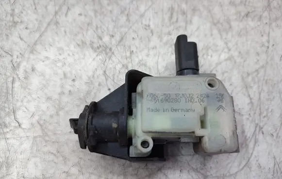 Fuel tank cap lock