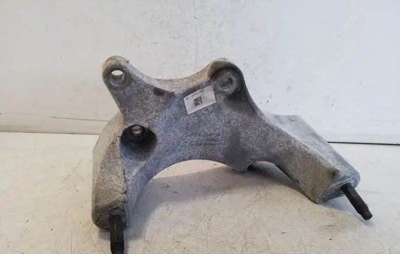 Engine mounting bracket