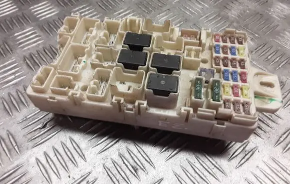 Mitsubishi L200 Fuse module 04876D04 8637A094 1366D6