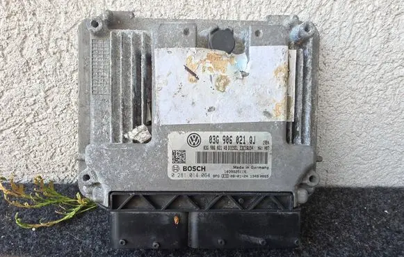 Volkswagen Golf V Engine control unit/module 03G906021QJ