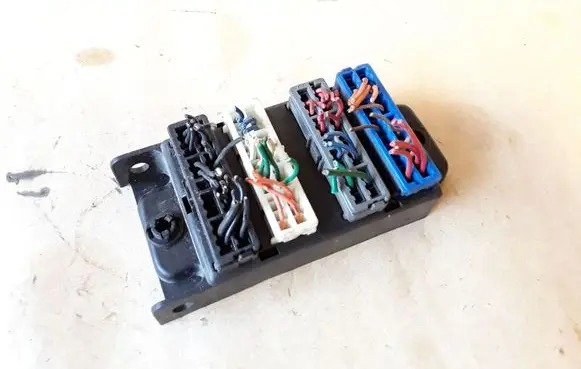 KIA Sorento Fuse module 913103E810