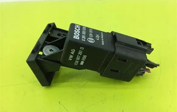 Volkswagen PASSAT B6 Glow plug pre-heat relay 038907281