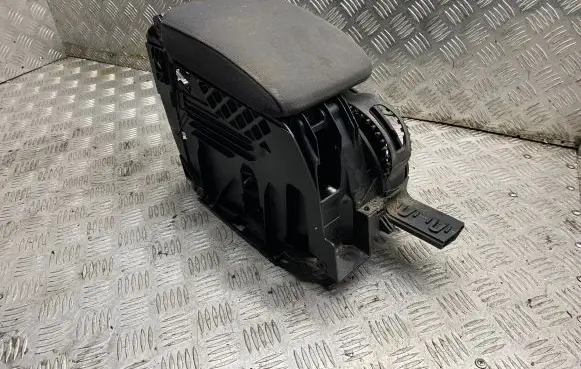 Volkswagen Golf V Armrest 1K5864251B