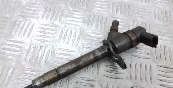 Volvo V70 Fuel injector 30777526