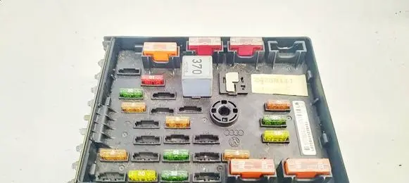 Volkswagen PASSAT B6 Fuse box set 3C0937125