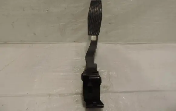 Opel Insignia B Accelerator throttle pedal 84657610
