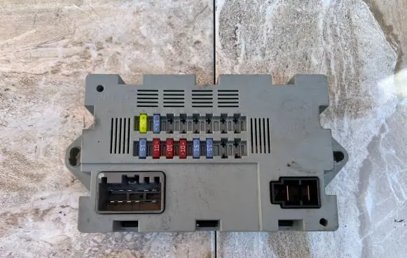 Jaguar XJ X351 Fuse module CPLA14Q073AA W71739084