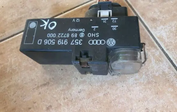 Volkswagen Golf III Coolant fan relay 357919506D 898722000